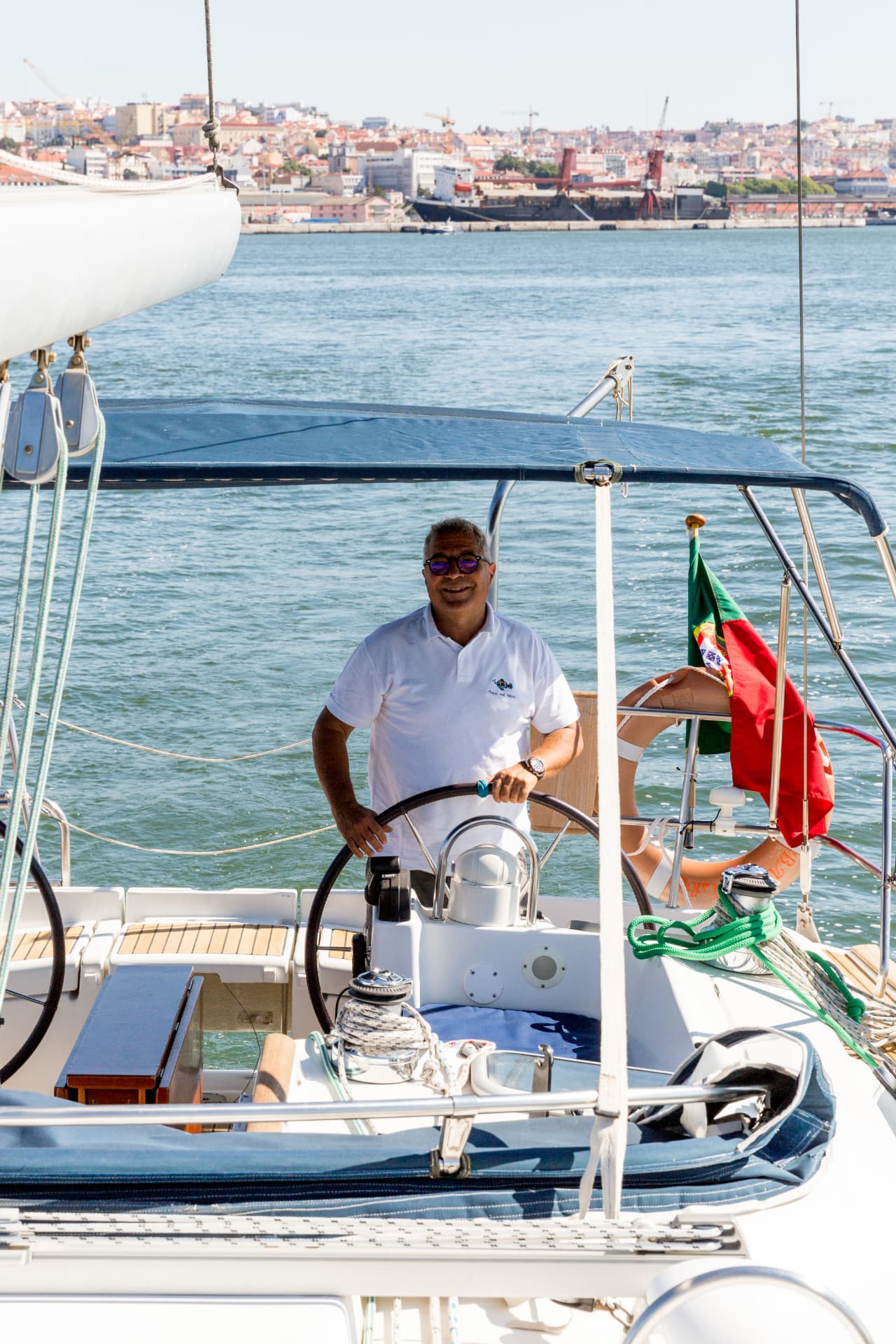 Amigos a bordo com Lisboa ao fundo