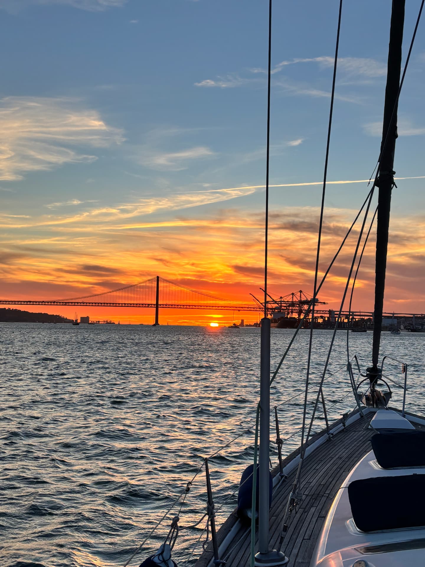 A ponte ao pôr do sol